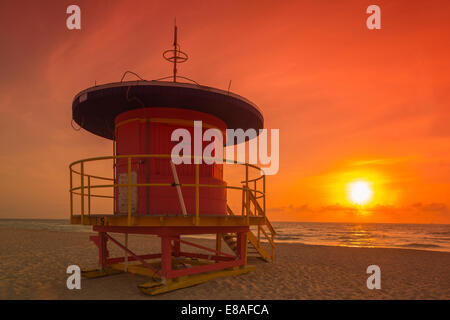 TENTH STREET CLASSIC ART DECO LIFEGUARD TOWER (©WILLIAM LANE 2016) SOUTH BEACH MIAMI BEACH MIAMI FLORIDA USA Stock Photo