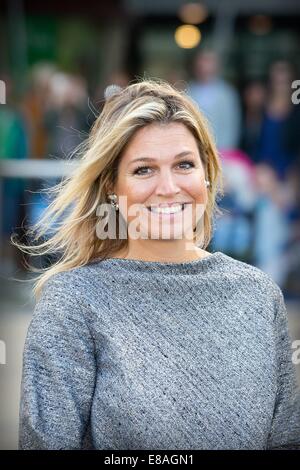 Rotterdam, The Netherlands. 1st Oct, 2014. Queen Maxima of The Netherlands attends a symposium of Platform ?Wijzer in Geldzaken? at the eauditorium of Blijdorp Zoo in Rotterdam, The Netherlands, 1 October 2014. Photo: Patrick van Katwijk/Netherlands and France Out/NO WIRE SERVICE/dpa/Alamy Live News Stock Photo