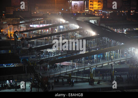 A night view of the platforms at the main train station in Patna, Bihar, India Stock Photo