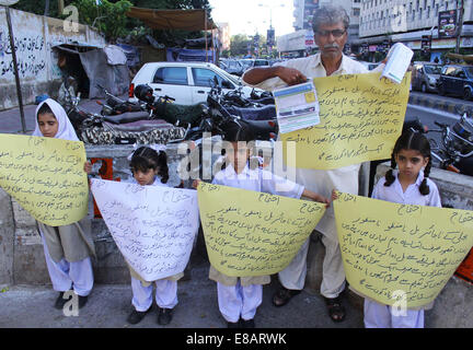 Residents of Bihar Colony, Mujahid is protesting against K- Electric that issued him over billing of electricity, at Karachi press club on Friday, October 03, 2014. Credit:  Asianet-Pakistan/Alamy Live News Stock Photo