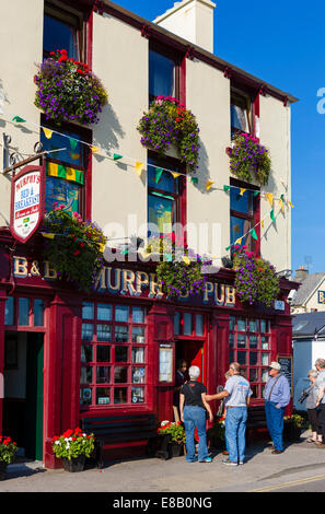 Murphy's pub on Strand Street in Dingle, Dingle Peninsula, County Kerry, Republic of Ireland Stock Photo
