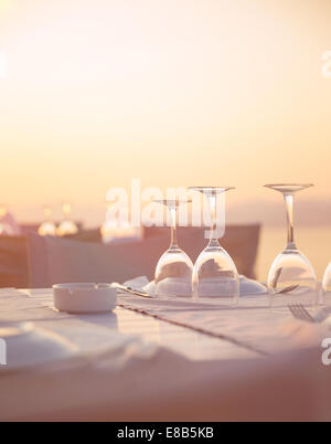 Beautiful table setting on the beach, beautiful crystal wine glasses for romantic wedding celebration, luxury event concept Stock Photo