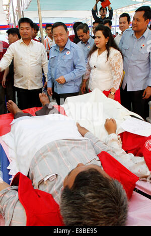 Phnom Penh, Cambodia. 4th Oct, 2014. Pa Socheatvong (2nd L, front), governor of Phnom Penh, and guests attend a blood donation ceremony in Phnom Penh, Cambodia, Oct. 4, 2014. Pa Socheatvong, governor of Phnom Penh, the capital of Cambodia, on Saturday called on the public to donate blood for humanitarian causes. © Sovannara/Xinhua/Alamy Live News Stock Photo