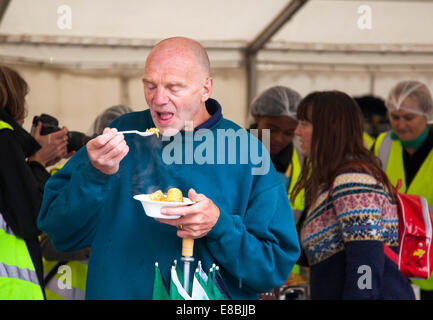 Nottingham, UK. 4th October, 2014. The Sheriff of Nottingham (Cllr Jackie Morris) and Robin Hood joined volunteers in serving free vegan curry at the feeding the 5,000 event in Nottingham. The aim was to serve 5,000 people with free curry made from food that would have been wasted. Feeding the 5,000 was started in London in 2009 to highlight the issues surrounding the way food is grown, farmed  and consumed in the U.K. in an attempt to find solutions to food wastage. Credit:  Mark Richardson/Alamy Live News Stock Photo