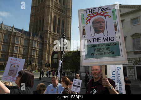 Lawyers and Probation Officers demonstrate outside Parliament against the Ministry of Justice's new 'Fee and Contract' arrangements. Meaning, people accused of a crime who can't afford a lawyer will not get justice.  Featuring: Atmosphere Where: London, United Kingdom When: 01 Apr 2014 Stock Photo