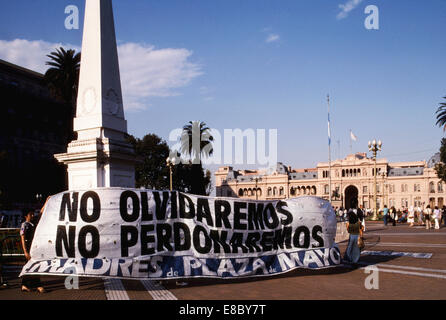madres de plaza de mayo, protest demonstration, casa rosada, plaza 25 de mayo, buenos aires, argentina, south america Stock Photo