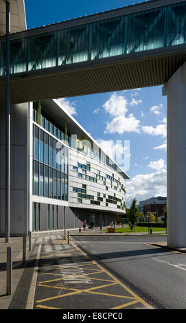 Central Manchester University Hospitals complex, off Oxford Road, Manchester, England, UK. Children's hospital through bridge. Stock Photo