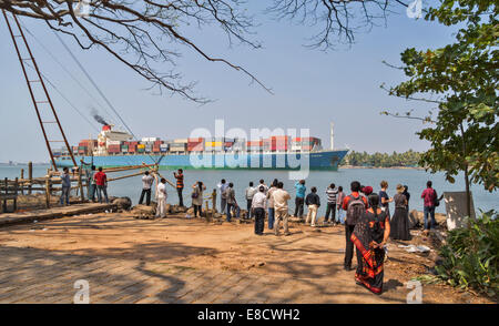SPECTATORS WATCHING THE ENTRY OF A LARGE CONTAINER SHIP INTO PORT KOCHI INDIA Stock Photo