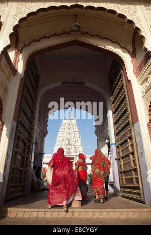 Indian women enter Hindu temple in the Holy town of Pushkar, Rajasthan, India Stock Photo