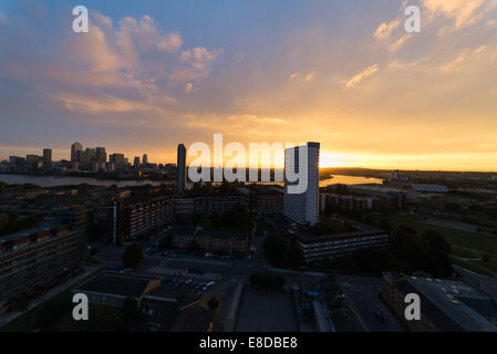 London, UK. 6th October, 2014. UK weather. Beautiful sunrise over Canary Wharf in London Credit:  Velar Grant/Alamy Live News Stock Photo