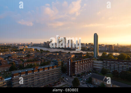 London, UK. 6th October, 2014. UK weather. Beautiful sunrise over Canary Wharf in London Credit:  Velar Grant/Alamy Live News Stock Photo