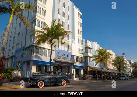 1940S BUICK EIGHT COUPE ©GENERAL MOTORS CORP 1940) PARK CENTRAL HOTEL (©HENRY HOHAUSER 1937) OCEAN DRIVE SOUTH BEACH MIAMI BEACH FLORIDA USA Stock Photo