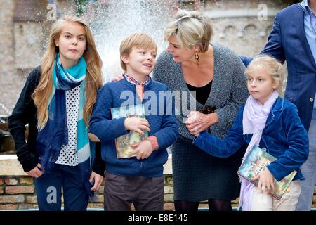 Kaatsheuvel, The Netherlands. 5th Oct, 2014. Dutch Princess Laurentien, Countess Eloise, Count Claus-Casimir and Countess Leonore visit theme Park «De Efteling» after the presentation of the new fairy tail book of Princess Laurentien «De Sprookjessprokkelaar» in Kaatsheuvel, The Netherlands, 5 October 2014. The fairy tail book written by Princess Laurentien and Paul van Loon is an cooperation between theme park «De Efteling» and foundation «Lezen en Schrijven» (Reading and Writing). © dpa picture alliance/Alamy Live News Stock Photo