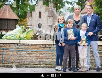 Kaatsheuvel, The Netherlands. 5th Oct, 2014.Dutch Prince Constantijn, Princess Laurentien, Countess Eloise, Count Claus-Casimir and Countess Leonore visit theme Park «De Efteling» after the presentation of the new fairy tail book of Princess Laurentien «De Sprookjessprokkelaar» in Kaatsheuvel, The Netherlands, 5 October 2014. The fairy tail book written by Princess Laurentien and Paul van Loon is an cooperation between theme park «De Efteling» and foundation «Lezen en Schrijven» (Reading and Writing). © dpa picture alliance/Alamy Live News Stock Photo