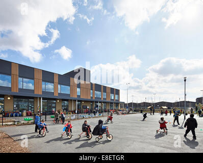 Oasis Academy Hadley, Enfield, United Kingdom. Architect: John McAslan & Partners, 2013. Campus schoolyard with playground for c Stock Photo