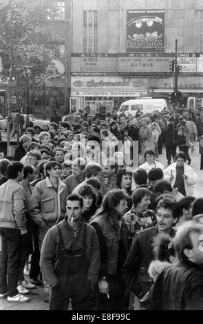 Tens of thousands of people from east Berlin swarm out on the streets of West Berlin and enjoy the new freedom. Citizens of est Berlin queue up in front of bank branches in West Berlin (here: Rudolf-Breitscheid-Platz) in order to be given their so-called welcome money in the amount of 100 Mark. The Fall of the Wall had been declared in a rather lapidary fashion the day before in a press conference. Photo: Eberhard Kloeppel Stock Photo