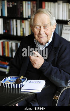 (FILE) - An archive picture, dated 15 September 2009, shows author Siegfried Lenz smoking his pipe during an interview in Hamburg, Germany. As informed by the publishing agency 'Hoffmann und Campe', the author of significant German post-war literature died on 07 October 2014. PHOTO: MAURIZIO GAMBARINI DPA/LNO Stock Photo