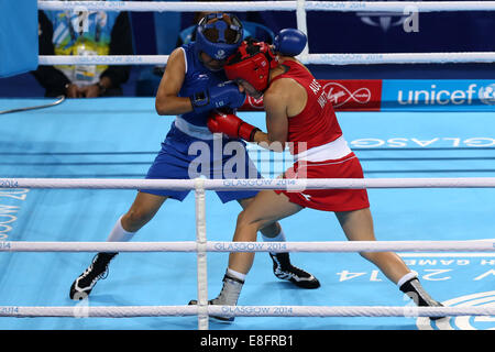 Shelley Watts (AUS) (Red) beats Laishram Devi (IND) (Blue) - Boxing Women's Light 57-60kg - The SSE Hydro - Glasgow - UK - 02/08 Stock Photo