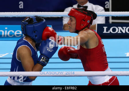 Shelley Watts (AUS) (Red) beats Laishram Devi (IND) (Blue) - Boxing Women's Light 57-60kg - The SSE Hydro - Glasgow - UK - 02/08 Stock Photo