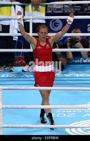 Shelley Watts (AUS) (Red) beats Laishram Devi (IND) (Blue) - Boxing Women's Light 57-60kg - The SSE Hydro - Glasgow - UK - 02/08 Stock Photo