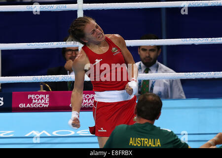 Shelley Watts (AUS) (Red) beats Laishram Devi (IND) (Blue) - Boxing Women's Light 57-60kg - The SSE Hydro - Glasgow - UK - 02/08 Stock Photo