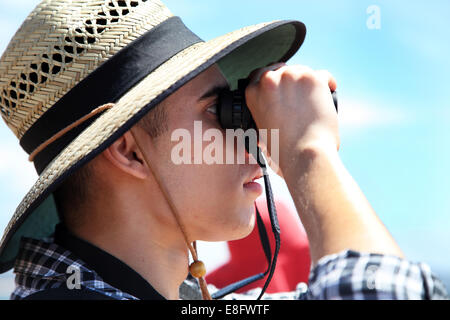 Australia, Nuovo Galles del Sud, Sydney, Man looking through binoculars Stock Photo