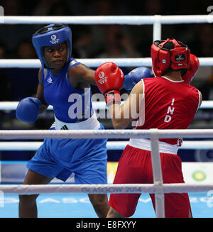 Laishram Devi (IND) (Red) beats Kehinde Obareh (NGR) (Blue). Round of 16. Womens Lightweight 57-60 kg - Boxing - SECC - Glasgow Stock Photo