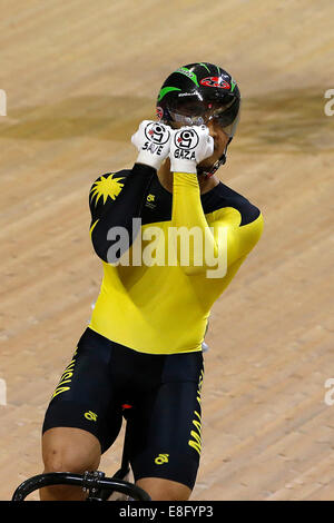 Mohd Azizulhasni Awang (Malaysia) shows his support for Gaza at the end of his race. Save Gaza gloves. Cycling - Men's Sprint - Stock Photo