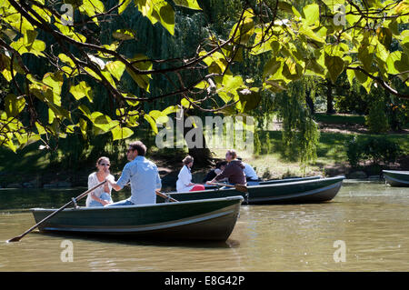 Central Park. Boats in The Lake. New York. NY. Romantic lovers. This lake is located south of the Great Lawn and rented boats to navigate the area. (April 15 to October from 10am-5: 30pm / $ 12 the first hour, U.S. $ 2.5 each additional 15 minutes / Tel 212-517-2233). Praticable The Lake is divided into two areas are linked by a channel on which there is a wrought iron bridge called Bow Bridge, from which there are good views of the area. Stock Photo