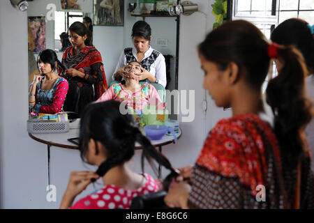 women in a beauty parlor in Faisalabad, Pakistan Stock Photo