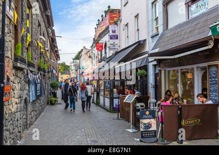Bars and cafes on St Kieran's Street in the town centre, Kilkenny City, County Kilkenny, Republic of Ireland Stock Photo