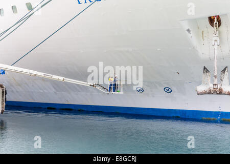 Workers painting the side of the  P&O cruise ship Pacific Dawn Stock Photo