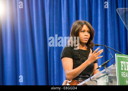 Chicago, Illinois, USA. 7th October, 2014. First lady Michelle Obama delivers a speech at the UIC Pavilion calling for voter  support for Illinois Gov. Pat Quinn in the upcoming election. Credit:  Nisarg Lakhmani/Alamy Live News Stock Photo