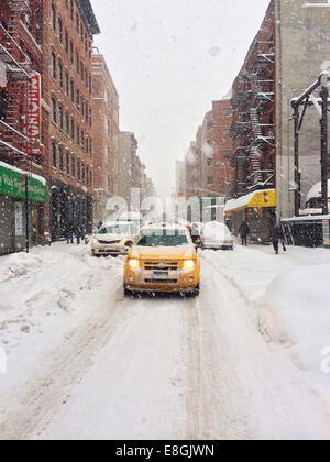 USA, New York City, Lower East Side, Chinatown, Yellow cab in snowstorm Stock Photo