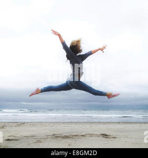 USA, Oregon, Tillamook County, Rockaway Beach, Young woman practicing ballet on beach Stock Photo