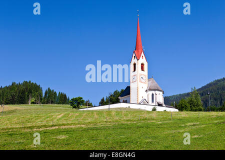 Church of Saint Nicholas in Winnebach, along the Way of St. James in Alta Pusteria on the border to Austria, Alto Adige, Italy Stock Photo