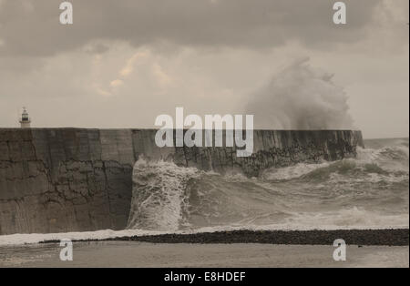 Newhaven, East Sussex, UK. 8th October, 2014. Rough seas return to Newhaven West Arm with a strong but still warm South Westerly wind Stock Photo