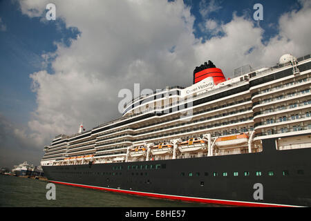 The Cunard  Cruise liner Queen Elizabeth 2 at dock in Southampton Water Stock Photo