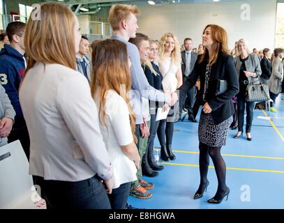 Odense, Denmark. 8th Oct, 2014. Crown Princess Mary of Denmark visits the Tietgen Handelsgymnasium for the project 'Netwerk' in Odense, Denmark, 8 October 2014. Credit:  dpa picture alliance/Alamy Live News Stock Photo