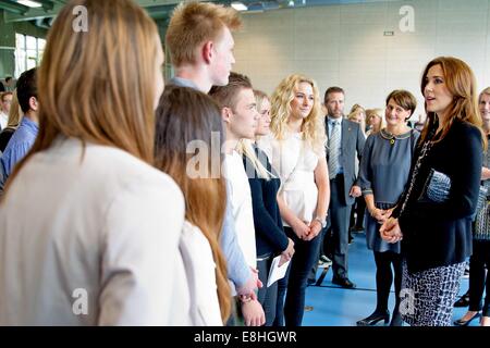 Odense, Denmark. 8th Oct, 2014. Crown Princess Mary of Denmark visits the Tietgen Handelsgymnasium for the project 'Netwerk' in Odense, Denmark, 8 October 2014. Credit:  dpa picture alliance/Alamy Live News Stock Photo