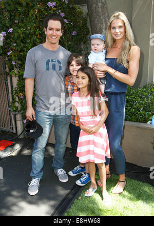 Mark-paul Gosselaar, Kids Michael, Ava, Breckin Meyer at the Pediatric Aid Foundation 2011 at
