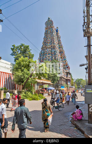 MEENAKSHI AMMAN TEMPLE MADURAI INDIA PILGRIMS AND PEDESTRIANS IN A STREET NEAR TO THE TEMPLE Stock Photo