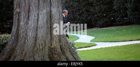 Washington, DC, USA. 8th October, 2014. United States President Barack Obama walks from the motorcade to the Oval Office of the White House in Washington, DC on October 8, 2014. Credit:  dpa picture alliance/Alamy Live News Stock Photo