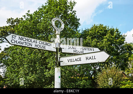 The signpost pointing to author Jane Austen's house in the village of Chawton Hampshire; Wegweiser zum Haus von Jane Austen Stock Photo