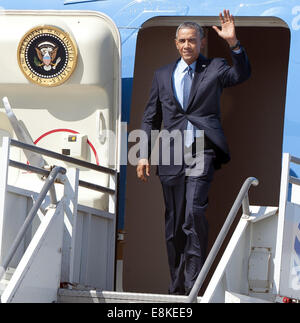 Los Angeles, California, USA. 9th Oct, 2014. US President Barack Obama arrived at Los Angeles International Airport aboard Air Force One, a Boeing 747, just before 2 p.m. PST local time on Thursday October 9, 2014. President Obama was scheduled to tour a Santa Monica school campus before heading off to a DNC fundraising event thought to be at the home of actress Gwenyth Paltrow in Santa Monica. --- President Obama waves as he emerged from Air Force One on Thursday afternoon. Credit:  David Bro/ZUMA Wire/Alamy Live News Stock Photo