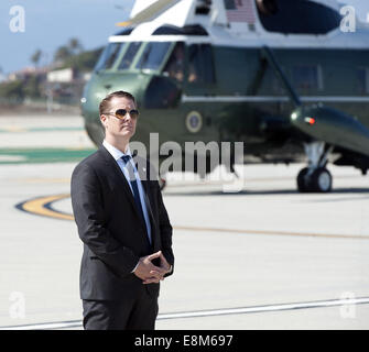 Los Angeles, California, USA. 9th Oct, 2014. A US Secret Service Agent stands by on the tarmac at LAX alongside what will be Marine One as he waits for the imminent arrival of Air Force One carrying President Barack Obama on Thursday October 9, 2014. Credit:  David Bro/ZUMA Wire/Alamy Live News Stock Photo