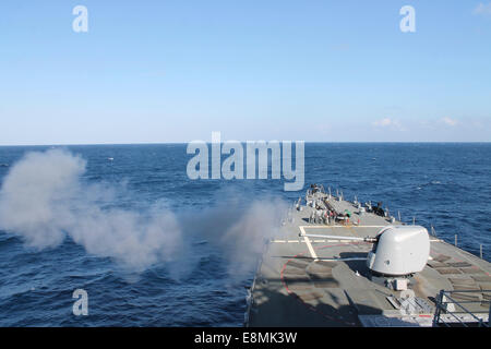 Atlantic Ocean, November 11, 2013 - The guided-missile destroyer USS Mahan (DDG 72) fires a 5-inch gun during a training exercis Stock Photo