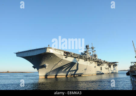 Pascagoula, Mississippi, January 31, 2014 - The amphibious assault ship Pre-Commissioning Unit (PCU) America (LHA 6) returns to Stock Photo