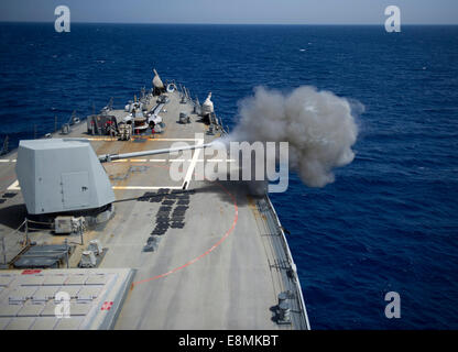 Red Sea, May 24, 2014 - A 5-inch gun is fired during a live-fire event aboard the Arleigh Burke-class guided-missile destroyer U Stock Photo