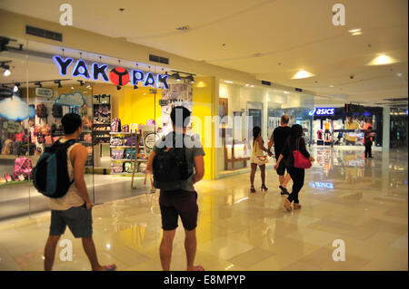 Shoppers in new Ayala Center extension Cebu City Philippines Stock Photo